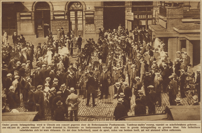 870125 Afbeelding van een concert van de Rotterdamsche Postharmonie voor het Centraal Station op het Stationsplein te ...